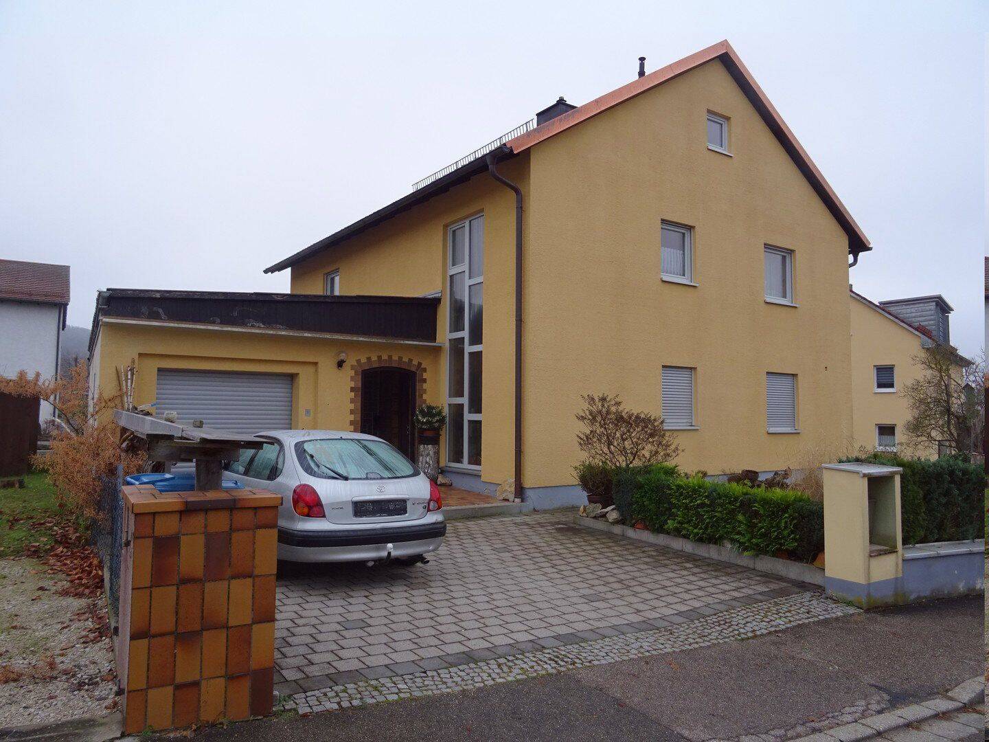 Gepflegtes Einfamilienhaus mit Garten, Garage und neuerer Öl-Brennwertheizung in Berching-Pollanten, 92334 Berching