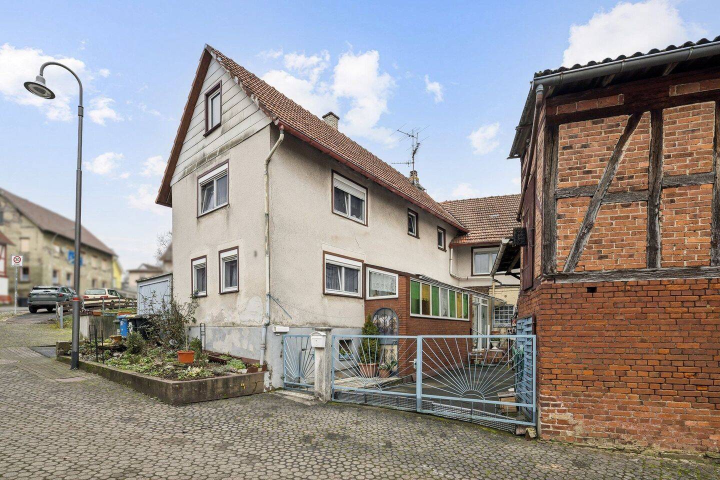 Familienfreundliches Einfamilienhaus mit Nebengebäude und zwei Garagen, 35321 Laubach