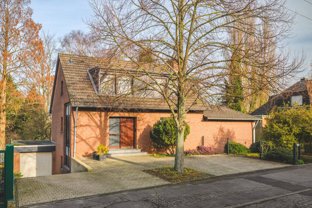 Frei stehendes Einfamilienhaus mit Büro im Souterrain, Garage, Garten und Stellplätzen, 52249 Eschweiler