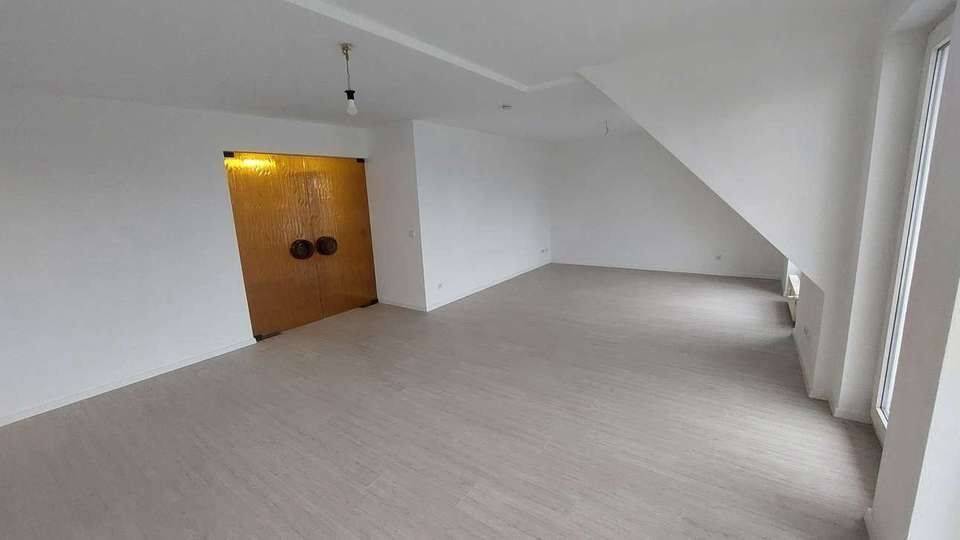 Modernisierte 3-Zimmer-Maisonette-Wohnung in Köln-Rath, 51107 Köln (Kalk)
