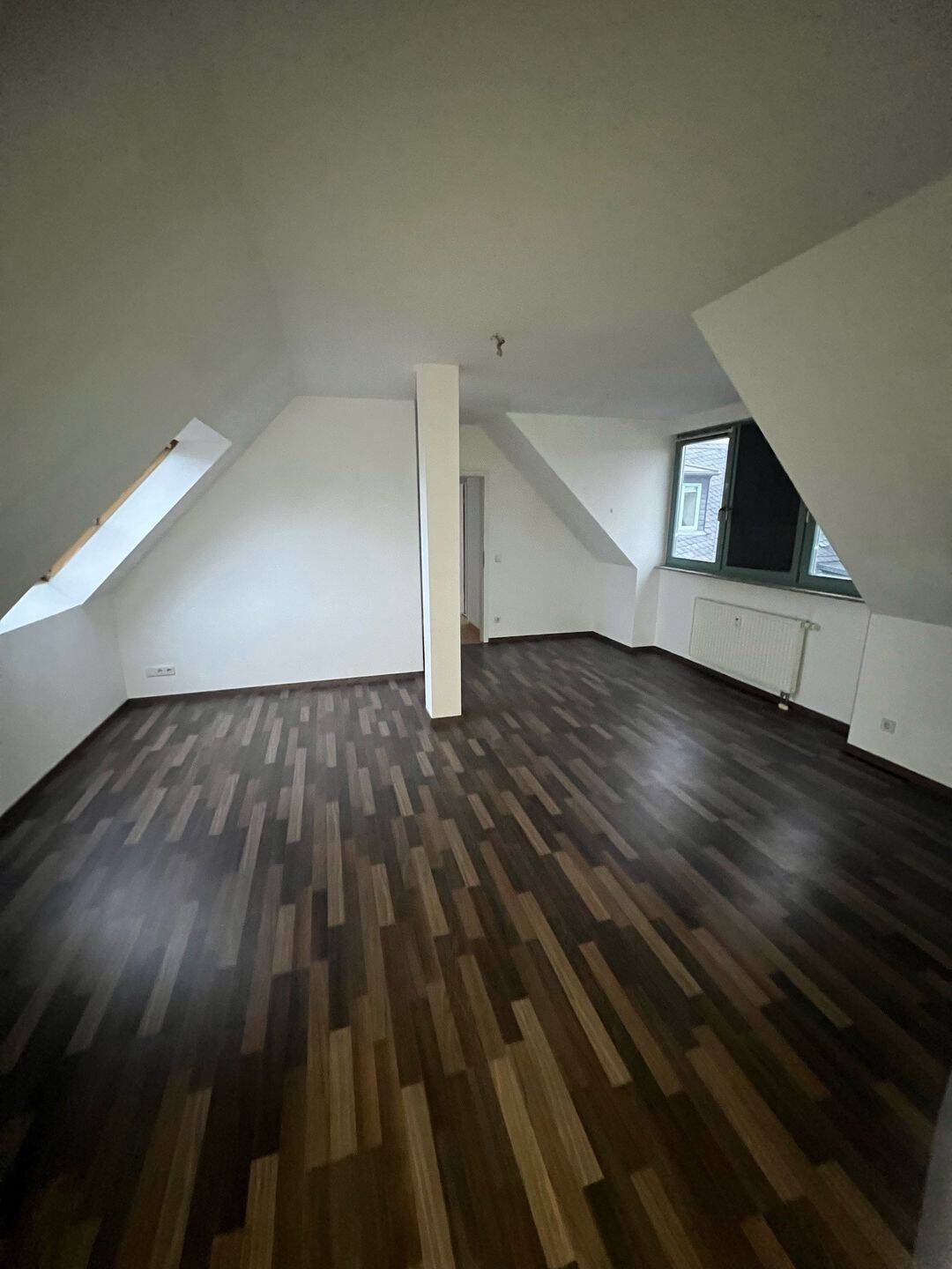 DG-Whg. mit Lift / Laminat / Bad mit Fenster !!!