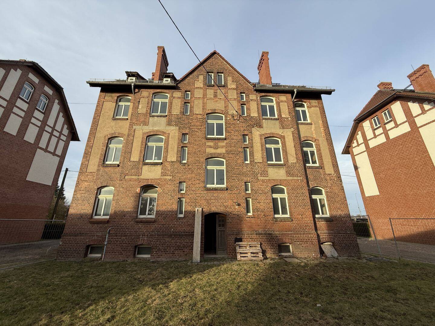 Sanierungsobjekt mit Potenzial – Mehrfamilienhaus in attraktiver Lage, 6688 Weißenfels