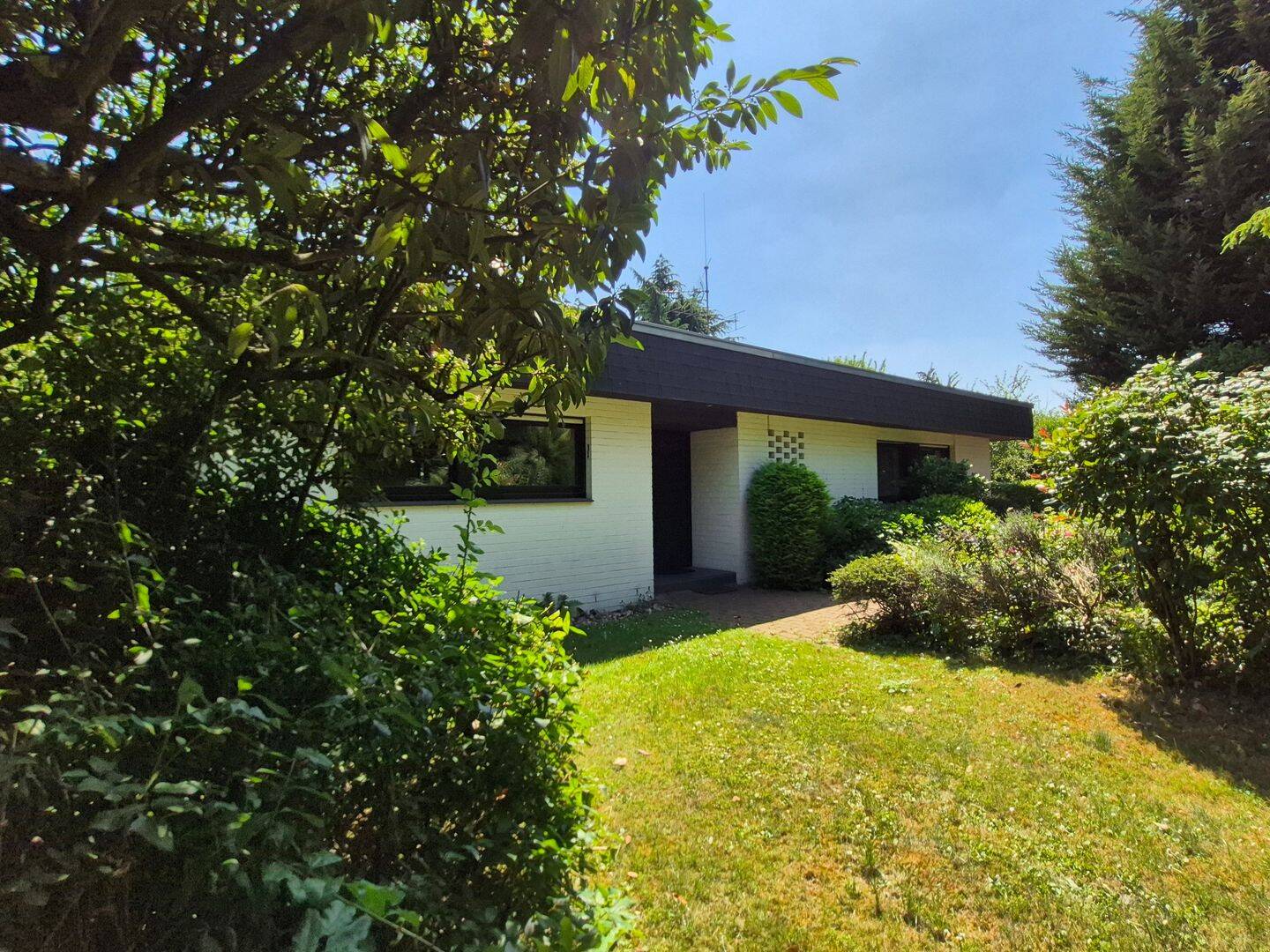 Freistehender, geräumiger Liebhaber-Bungalow auf Traumgrundstück…, 41564 Kaarst