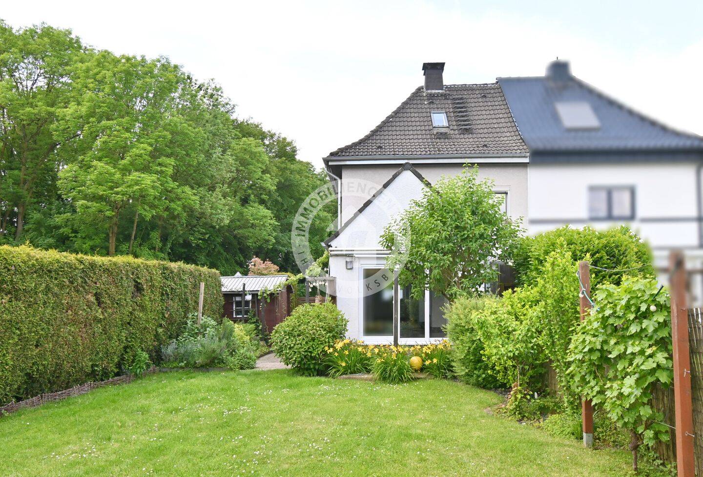 Charmante Doppelhaushälfte mit modernisiertem Wohnkomfort und Sonnengarten, 44388 Dortmund