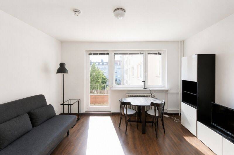 möblierte 1 Zi-Whg mit Balkon Aufzug u. EBK gegenüber der Schaubühne am Kurfürstendamm, 10711 Berlin (Charlottenburg-Wilmersdorf Charlottenburg Grunewald Halensee Wilmersdorf)