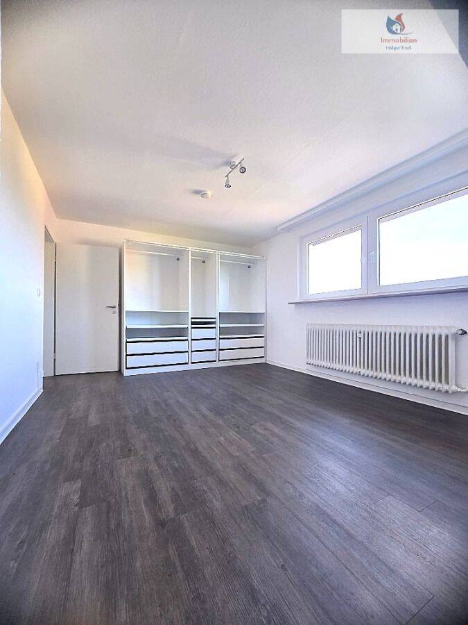 Modernisierte 2 Zimmer Wohnung im Dachgeschoss mit Küche, 2 Badezimmer in ruhiger 5-Parteien-Anlage, 63457 Hanau