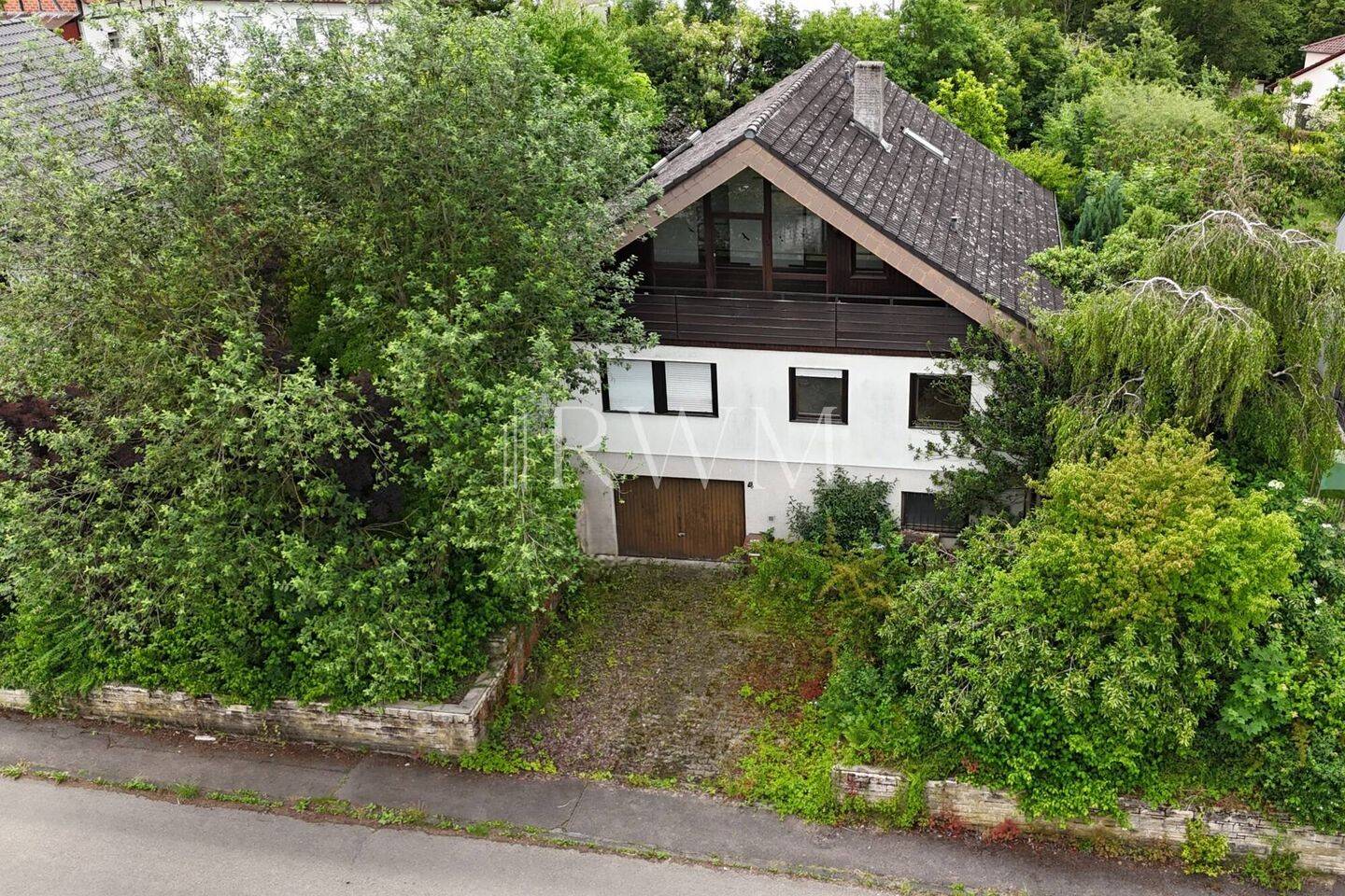 Sanierungsbedürftiges Einfamilienhaus mit 741 m² Grundstück in Cottenweiler, 71554 Weissach im Tal