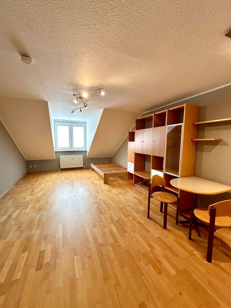 Bezugsfreies 1-Zimmer-Dachgeschossapartment mit Tiefgaragenstellplatz in Bayreuth, 95448 Bayreuth