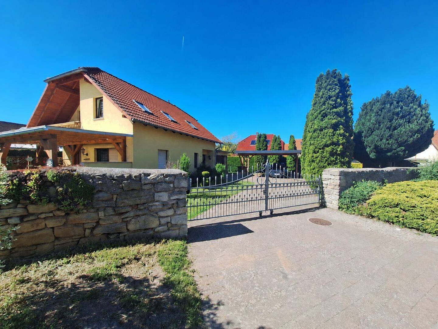 Gepflegtes Einfamilienhaus mit großem Grundstück und Pool in Reinsdorf – sofort verfügbar!, 6556 Reinsdorf
