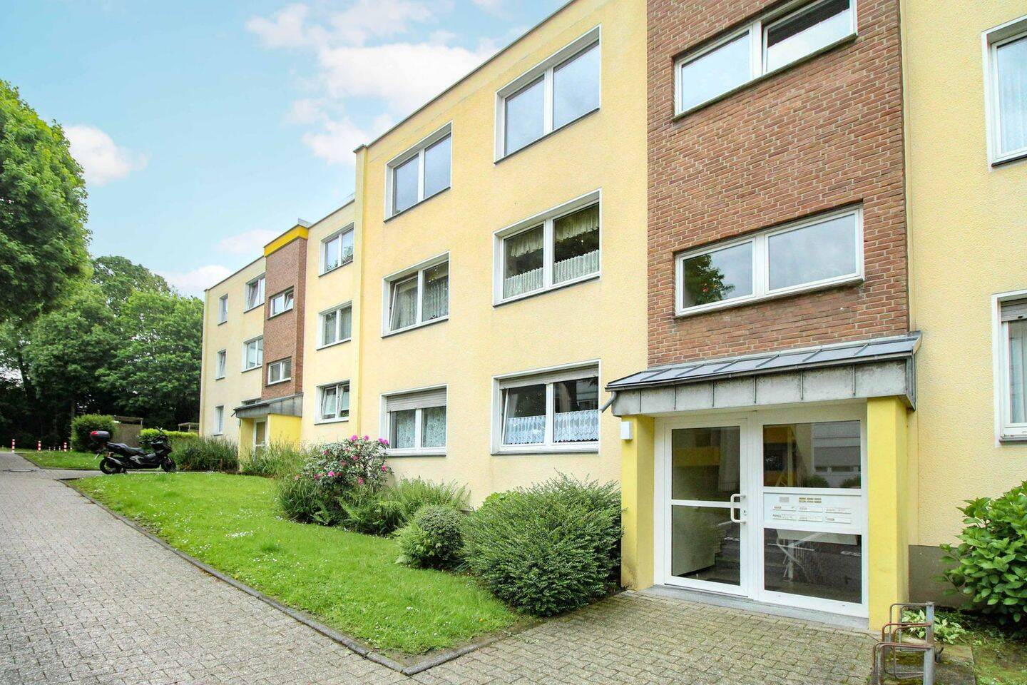 Wohnen am Waldrand – Charmante 2-Zimmer-Wohnung mit Balkon, Garage & Stellplatz in Haan, 42781 Haan