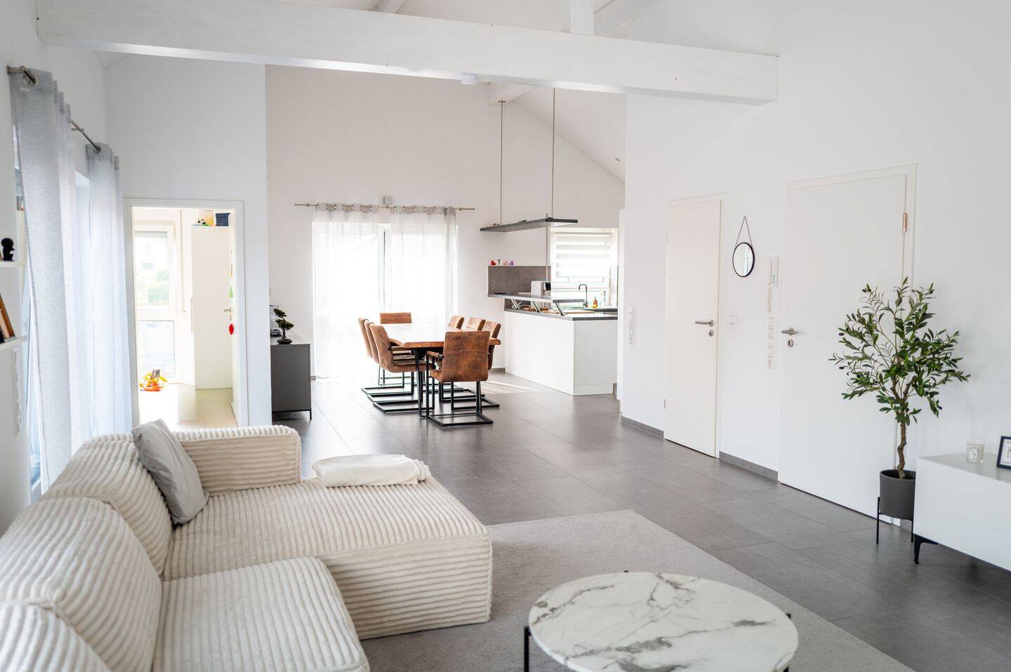 Moderne Penthousewohnung mit Dachterrasse und zwei Stellplätzen, 74532 Ilshofen