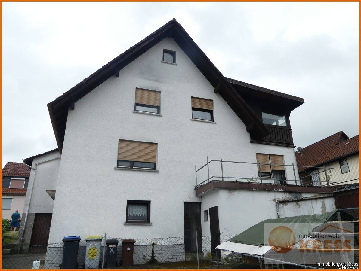2-Familienwohnhaus mit Balkon, Wintergarten und 2 Garagen in der Ortslage von Sinntal-Oberzell, 36391 Sinntal