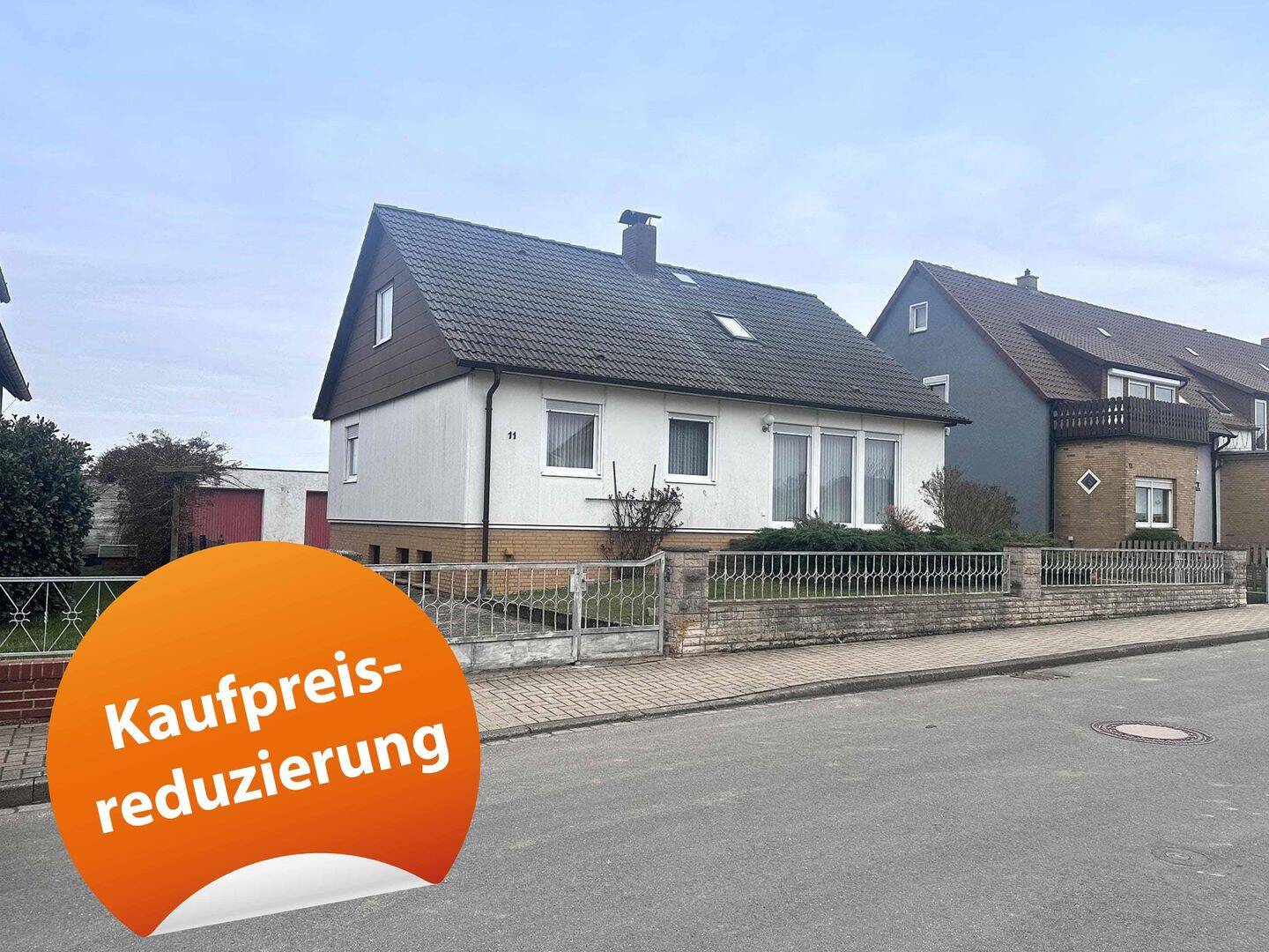 Söhlde-Groß Himstedt: Eimfamilienhaus mit großem Grundstück, Keller und zwei Garagen, 31185 Söhlde