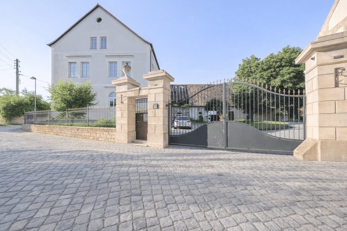 Wohn- und Hofensemble mit Herrenhaus, Scheunen und großem Grundstück im Dorfkern von Loitsch, 6712 Zeitz