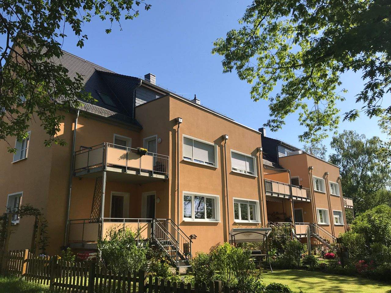 NEU – Ein Nest im Grünen mit Südbalkon, Gartenanteil & Stellplatz in ruhiger Lage, 1217 Dresden (Kleinpestitz/Mockritz Leubnitz-Neuostra Räcknitz/Zschertnitz Strehlen Südvorstadt-Ost)