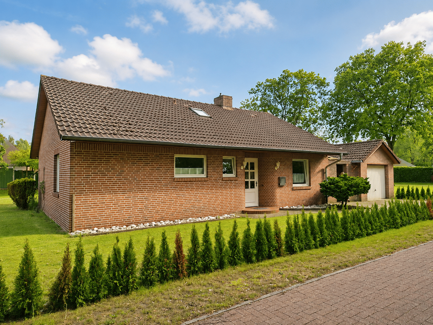 Zentral aber ruhig gelegenes, aktuell vermietetes, Wohnhaus mit großem Grundstück und Garage!, 26810 Westoverledingen