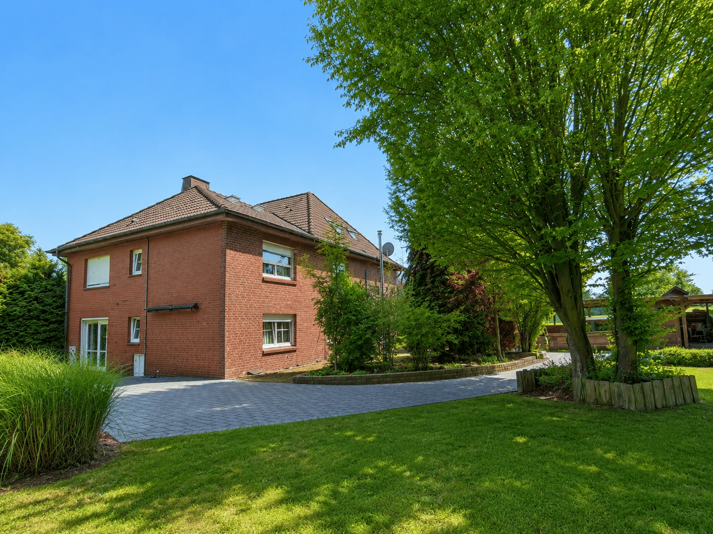 Großzügiges Einfamilienhaus mit 8 Zimmern, Photovoltaikanlage und weitläufigem Grundstück in Langenberg, 33449 Langenberg