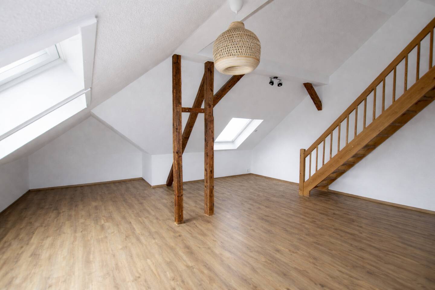 Bezugsfreie Maisonette-Wohnung mit Tageslichtbad und Stellplatz
