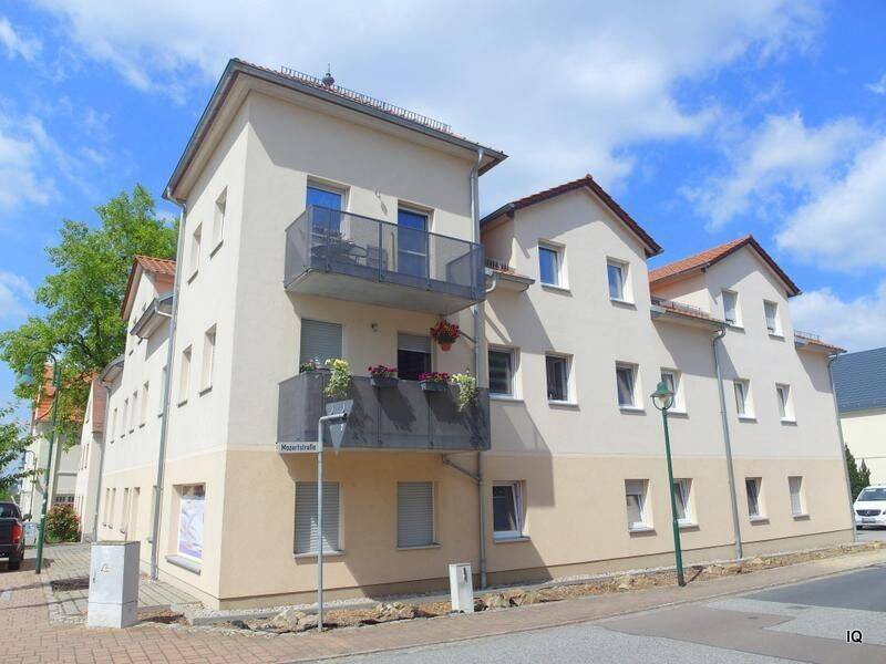 Freundliche 3-Zimmer-Wohnung im 1.OG mit Balkon, halboffener Küche und PKW-Stellplatz, 1689 Weinböhla