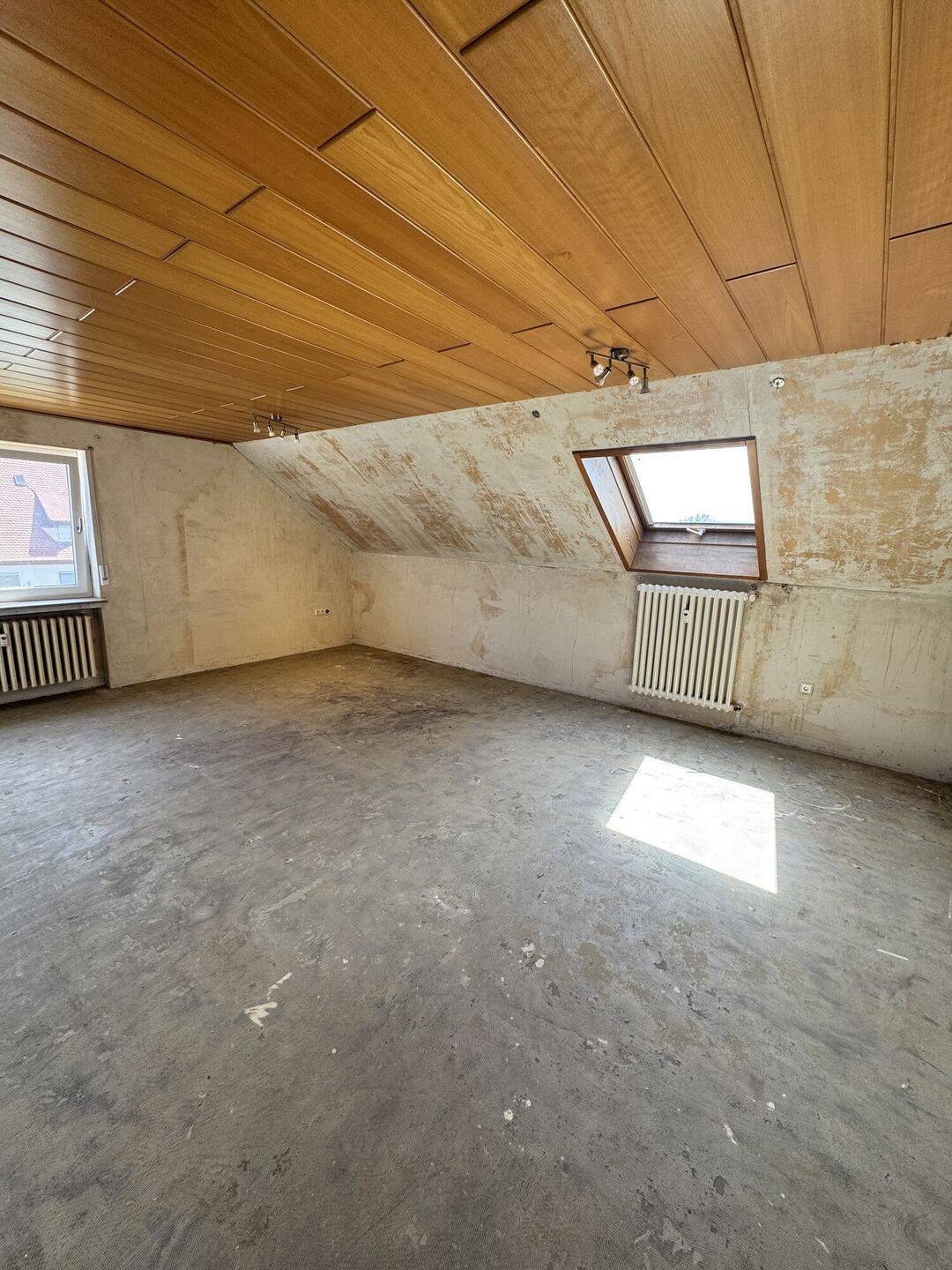 Dachgeschosswohnung mit Potenzial in der westlichen Aussenstadt, 97616 Bad Neustadt a.d. Saale