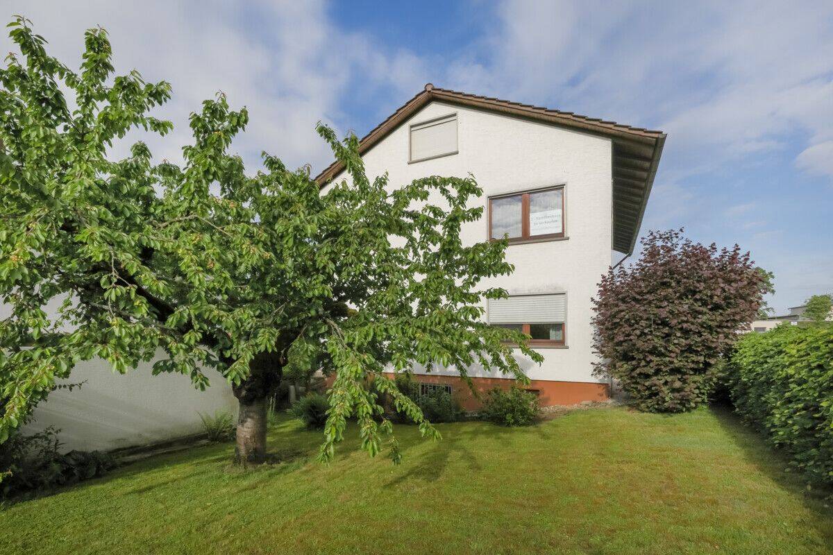 Attraktive Investitionsmöglichkeit: Zweifamilienhaus mit Entwicklungspotenzial!, 75203 Königsbach-Stein