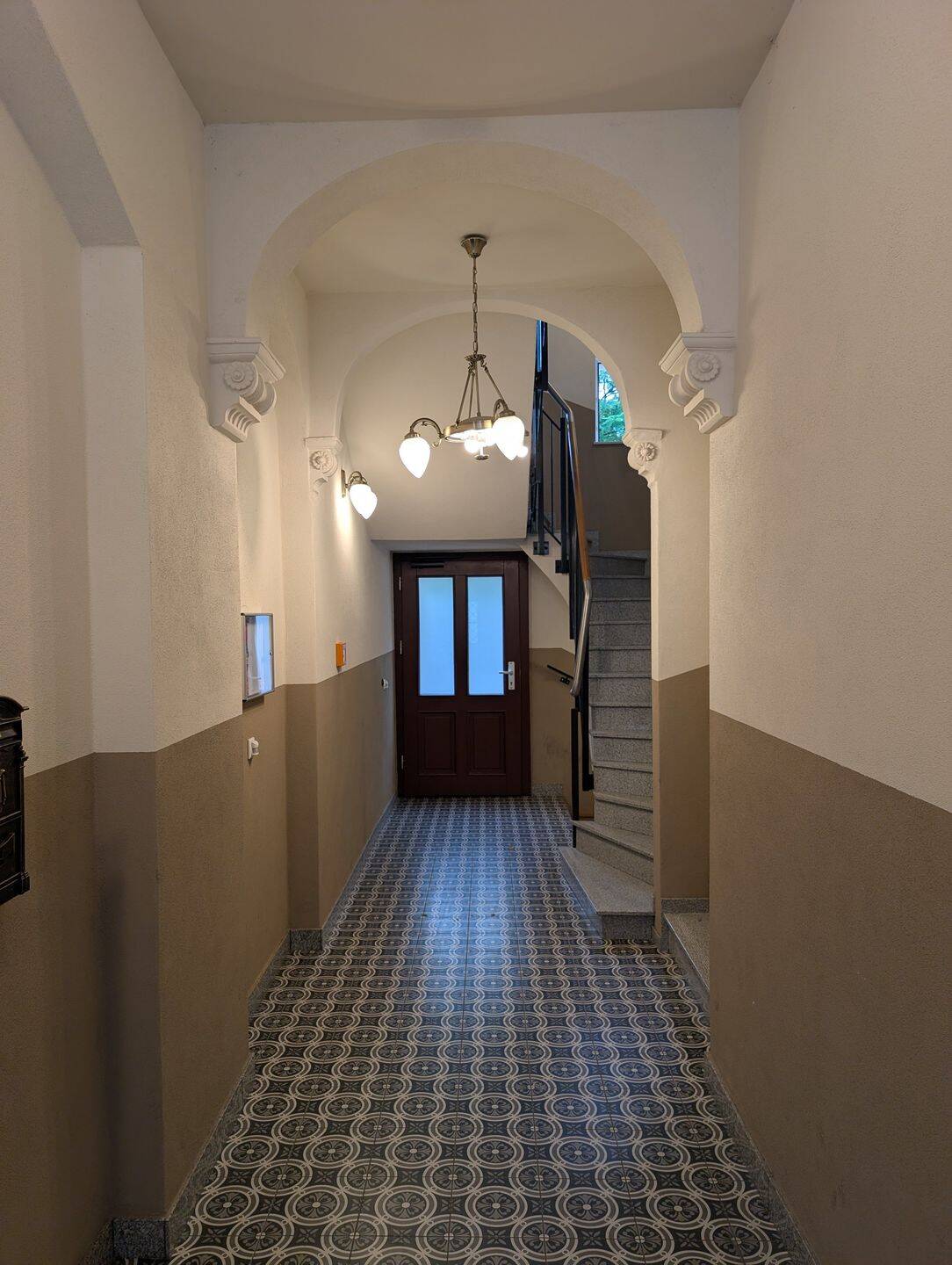 Stilvolles Wohnen in Leipzig-Volkmarsdorf: Hochwertige 2-Zimmer-Wohnung mit moderner Einbauküche & großem Sonnenbalkon im Grünen – 4315 Leipzig – Bild 1 von 3