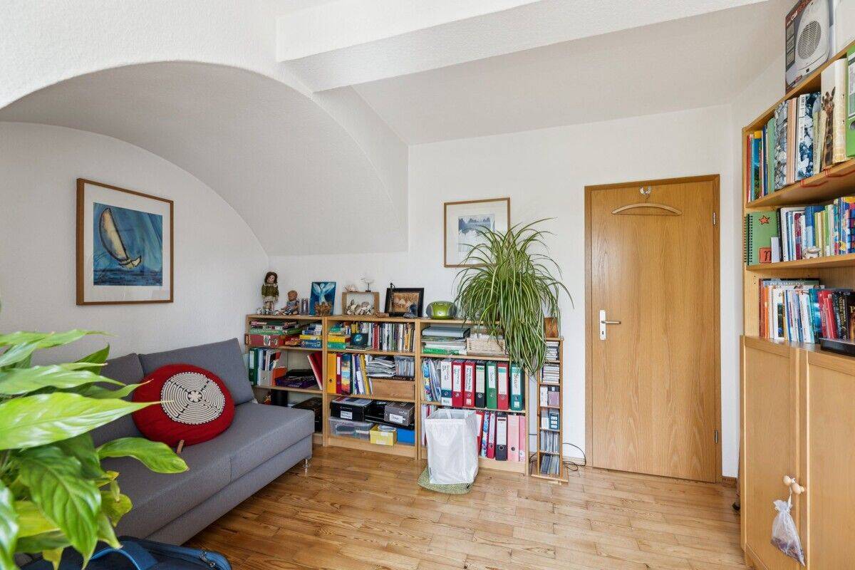 Helle 3-Zimmer-Dachgeschosswohnung – neues Dach, ruhige Lage und Gartennutzung, 90409 Nürnberg (Großreuth h. d. Veste Gärten h. d. Veste Maxfeld Schoppershof)