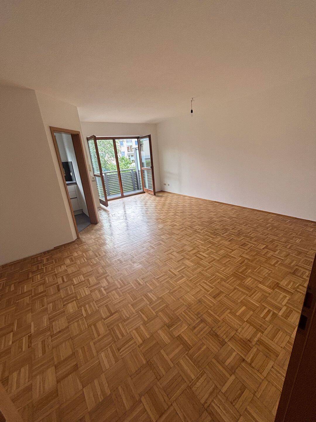 Helle 2 Zimmer Wohnung mit Süd-Balkon, 93051 Regensburg (Galgenberg Großprüfening-Dechbetten-Königswiesen Kumpfmühl-Ziegetsdorf-Neuprüll)