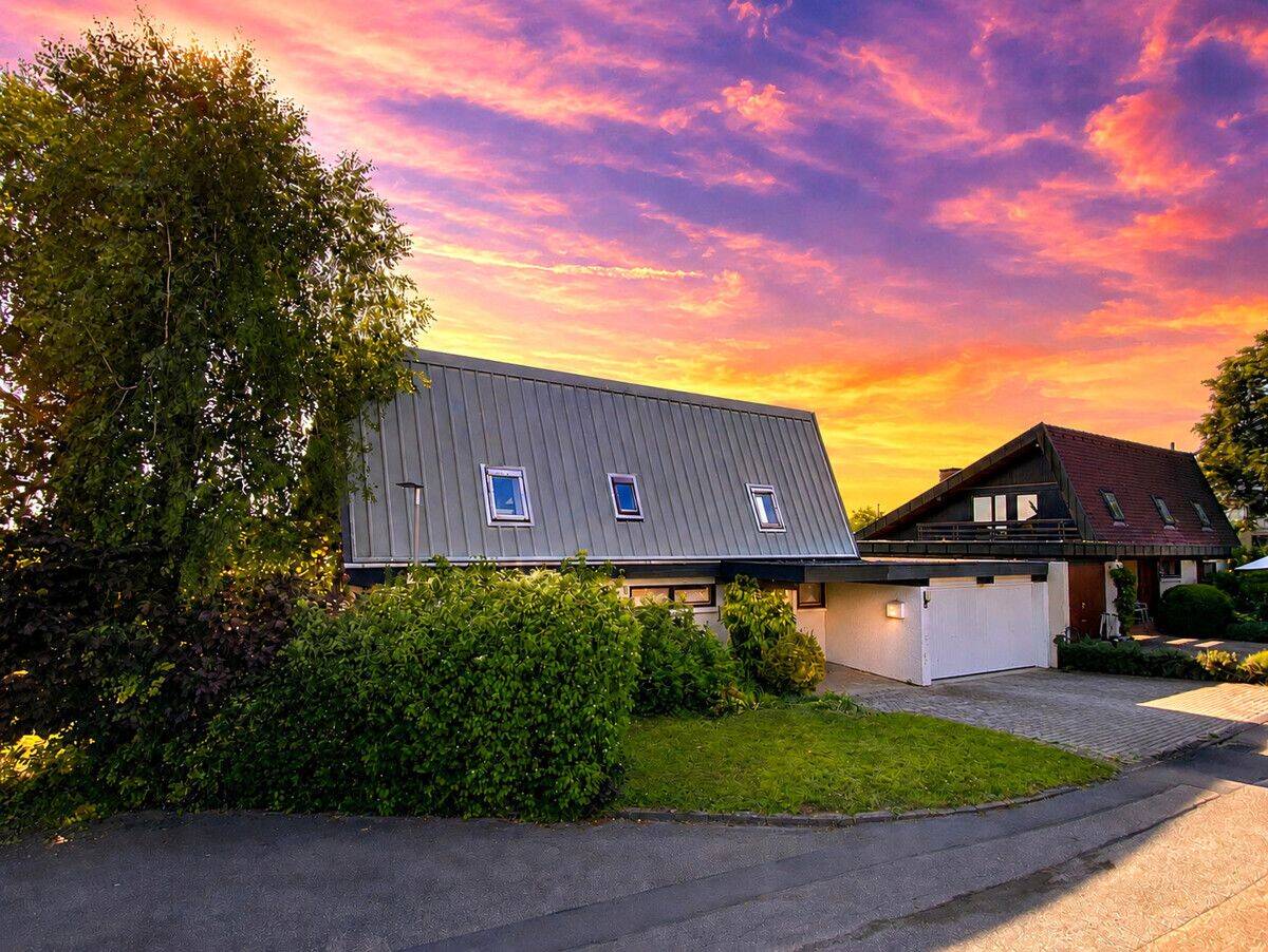 Architektonisch reizvolles Wohnhaus mit Einliegersuite, viel Platz, sonnigem Garten und Garage, 74388 Talheim