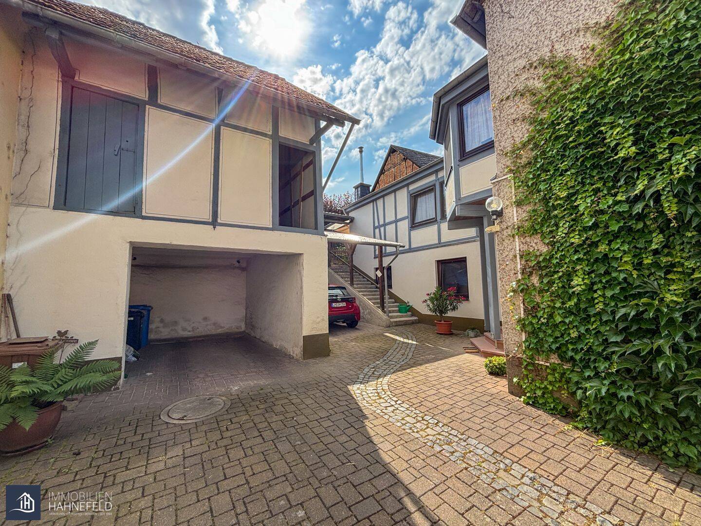 Wohnen mit Pferden – Charmantes Wohnhaus mit drei Pferdeboxen, Scheune und Weidefläche, 65597 Hünfelden