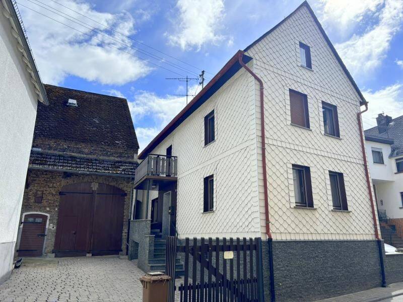 Charmantes Einfamilienhaus mit Scheune, weiteren Nebengebäuden und großzügigem Garten in Niederhadamar, 65589 Hadamar