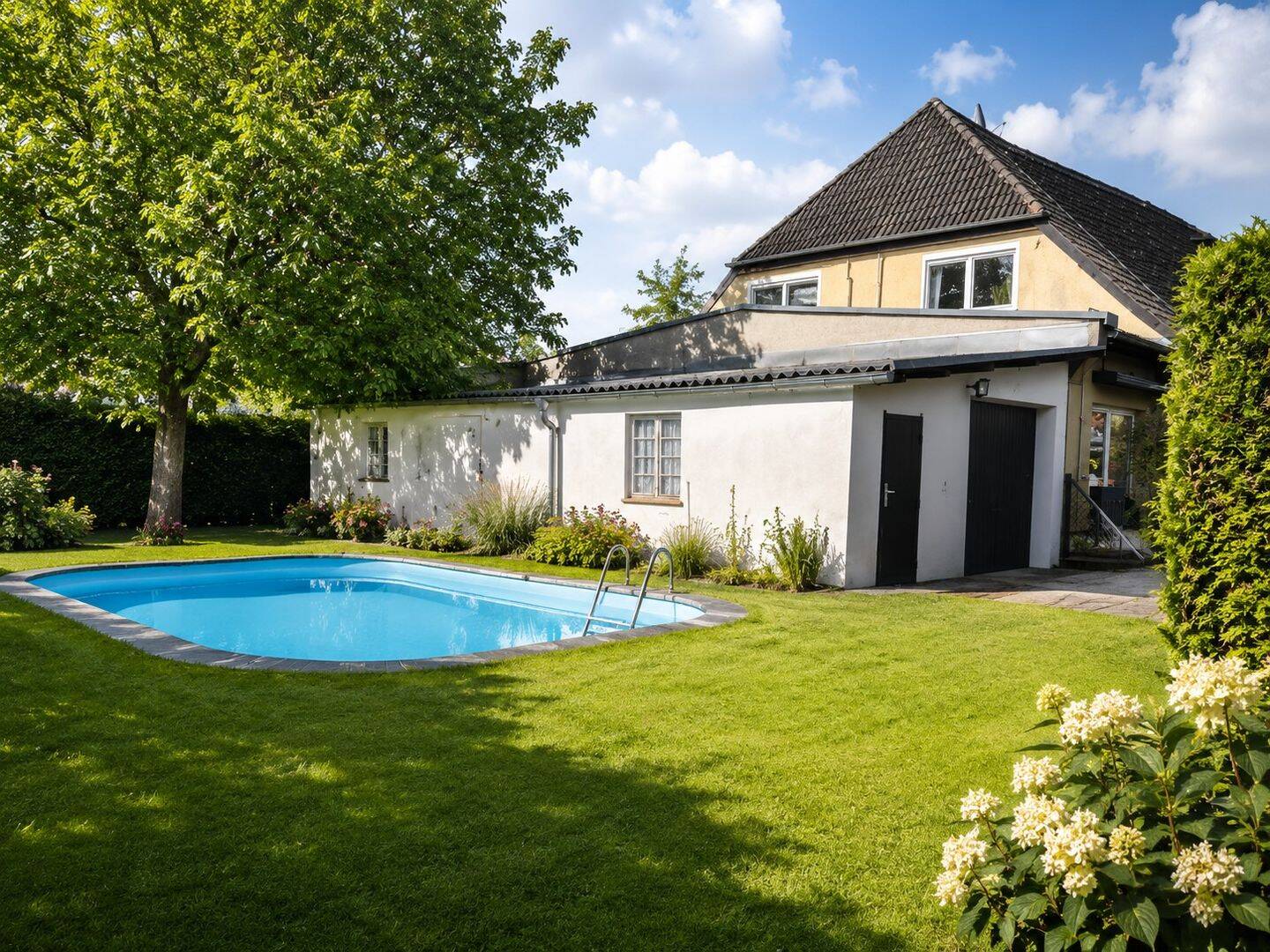 Ebenerdiger Bungalow mit flacher Dusche, 3 Zimmern, großer Diele und Essküche in Berlin Biesdorf, 12683 Berlin (Marzahn-Hellersdorf Biesdorf Kleingartenanlage Biesenhorst 1)