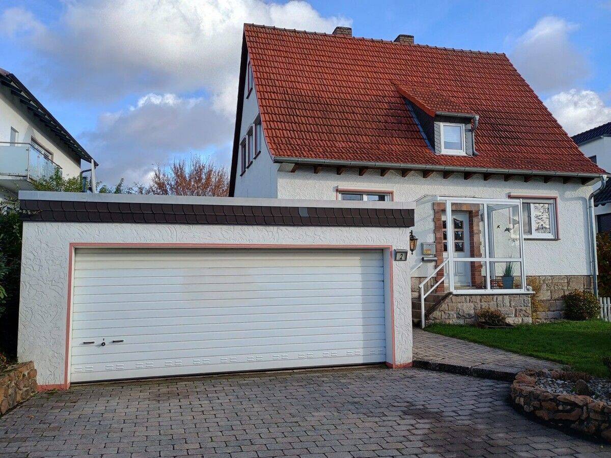 !PROVISIONSFREI! Liebenswert & ruhig: Haus in Niestetal-Heiligenrode (7 Zi./166 m² + Gäste-/Bürobereich) ++ Einliegerwhg., Terrasse, Kachelofen, Garag, 34266 Niestetal