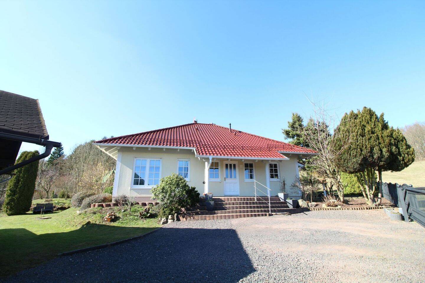 Tolles Einfamilienhaus mit Wohnbungalow auf großem Grundstück in herrlicher Lage, 99880 Waltershausen