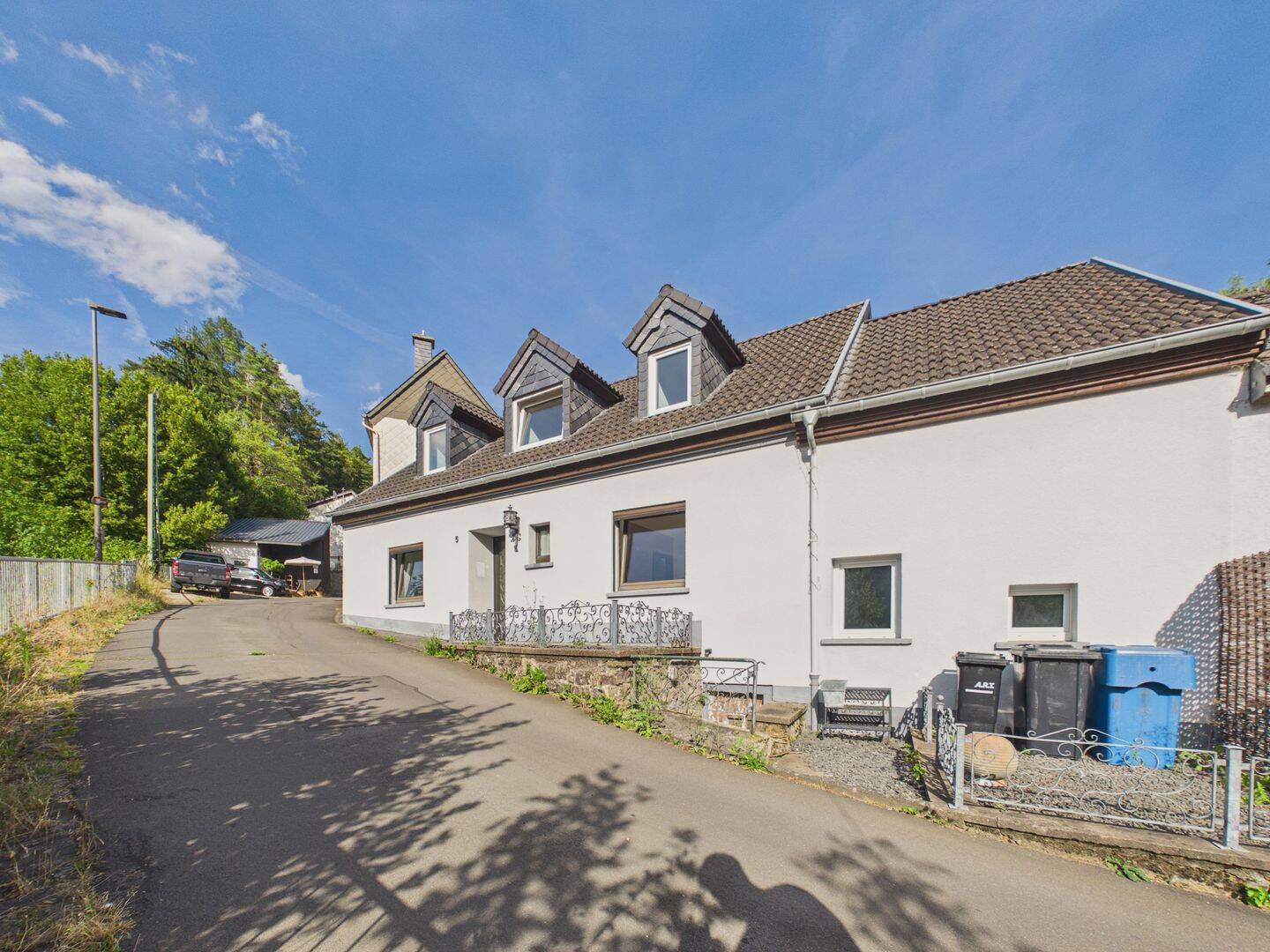 Dort leben, wo andere Urlaub machen? Einfamilienhaus mit viel Platz für die Familie in Schönecken!, 54614 Schönecken