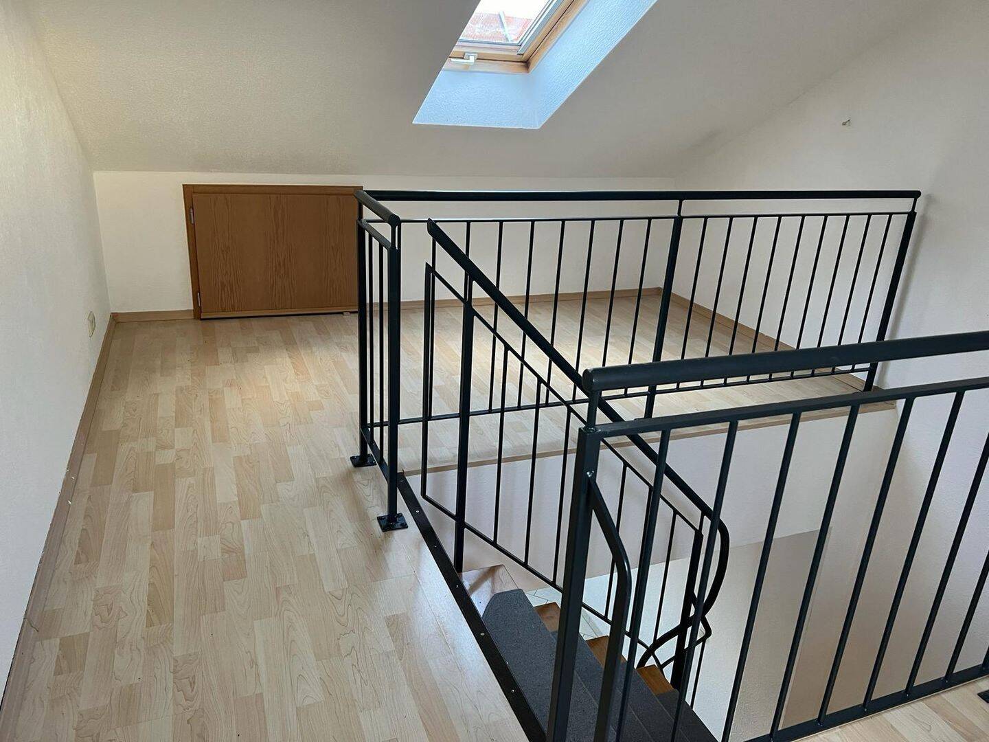 Besichtigungen bitte telefonisch abstimmen- 3,5 Zimmer im DG mit Einbauküche, 99086 Erfurt