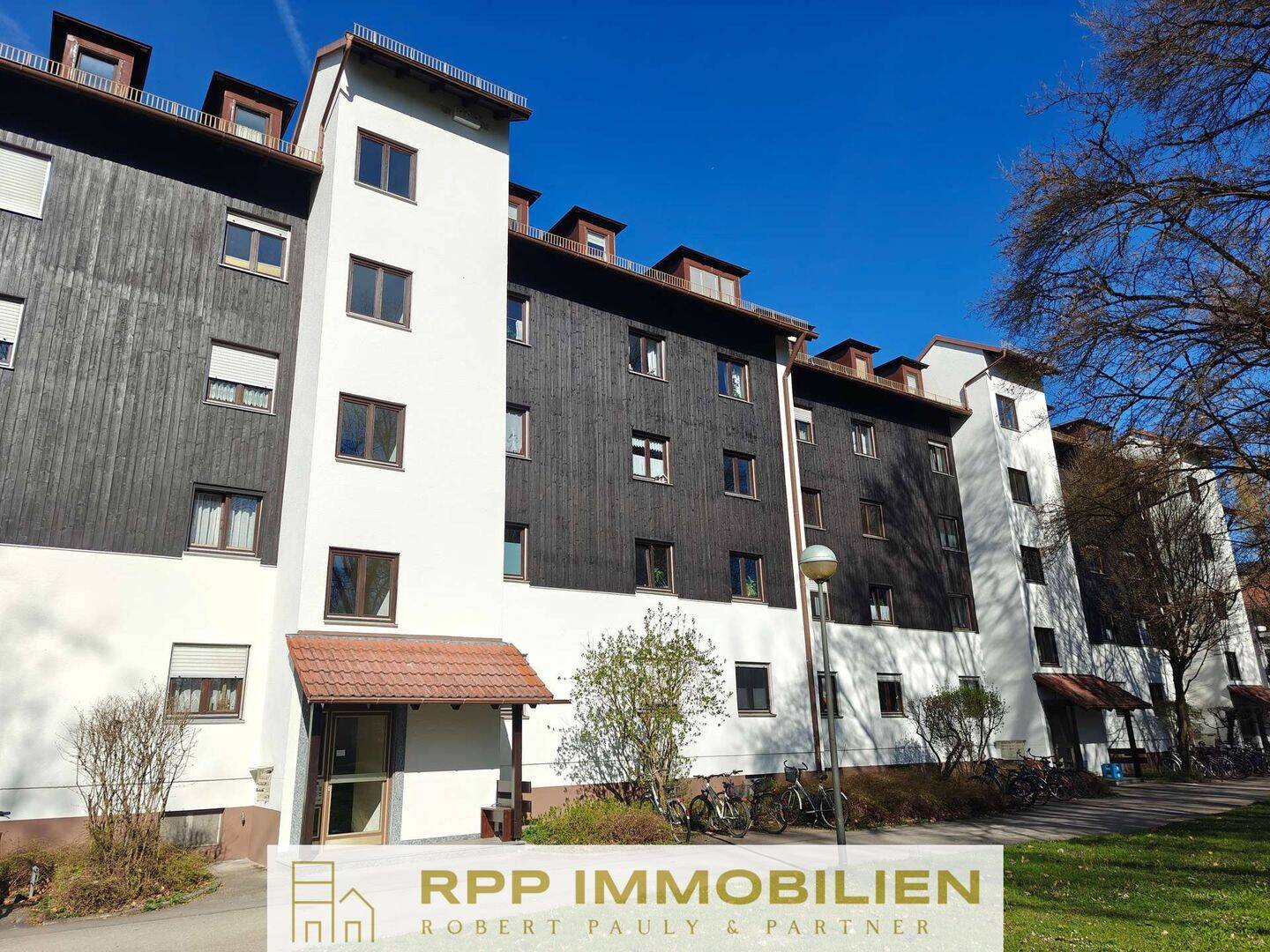 Attraktive 2,5-Zimmer-Wohnung mit Lift & zwei Erkern in grüner Wohnanlage, 85764 Oberschleißheim