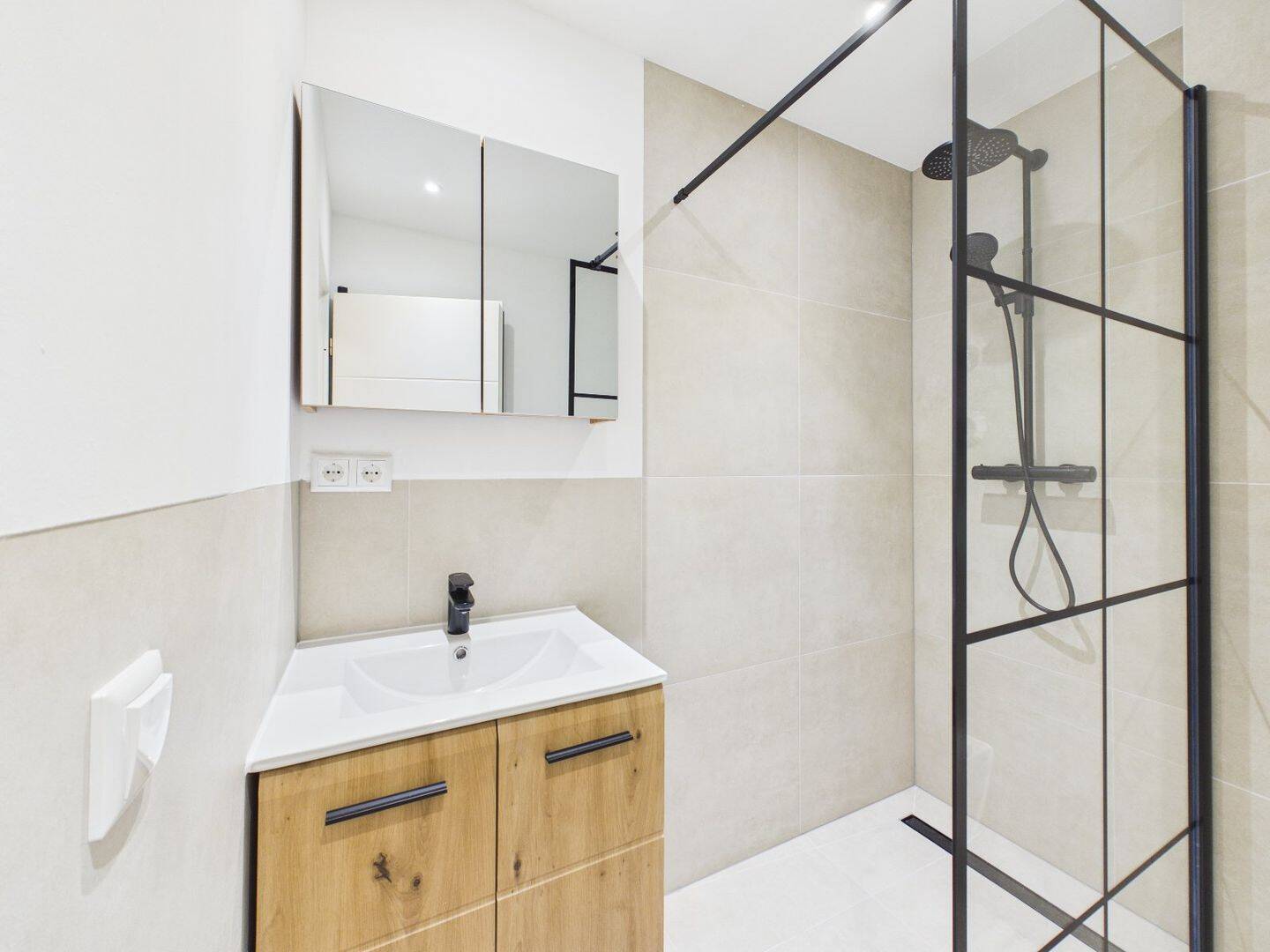 Modernes, vollmöbliertes Single-Apartment im Westen, 93049 Regensburg (Großprüfening-Dechbetten-Königswiesen Innenstadt Westenviertel)