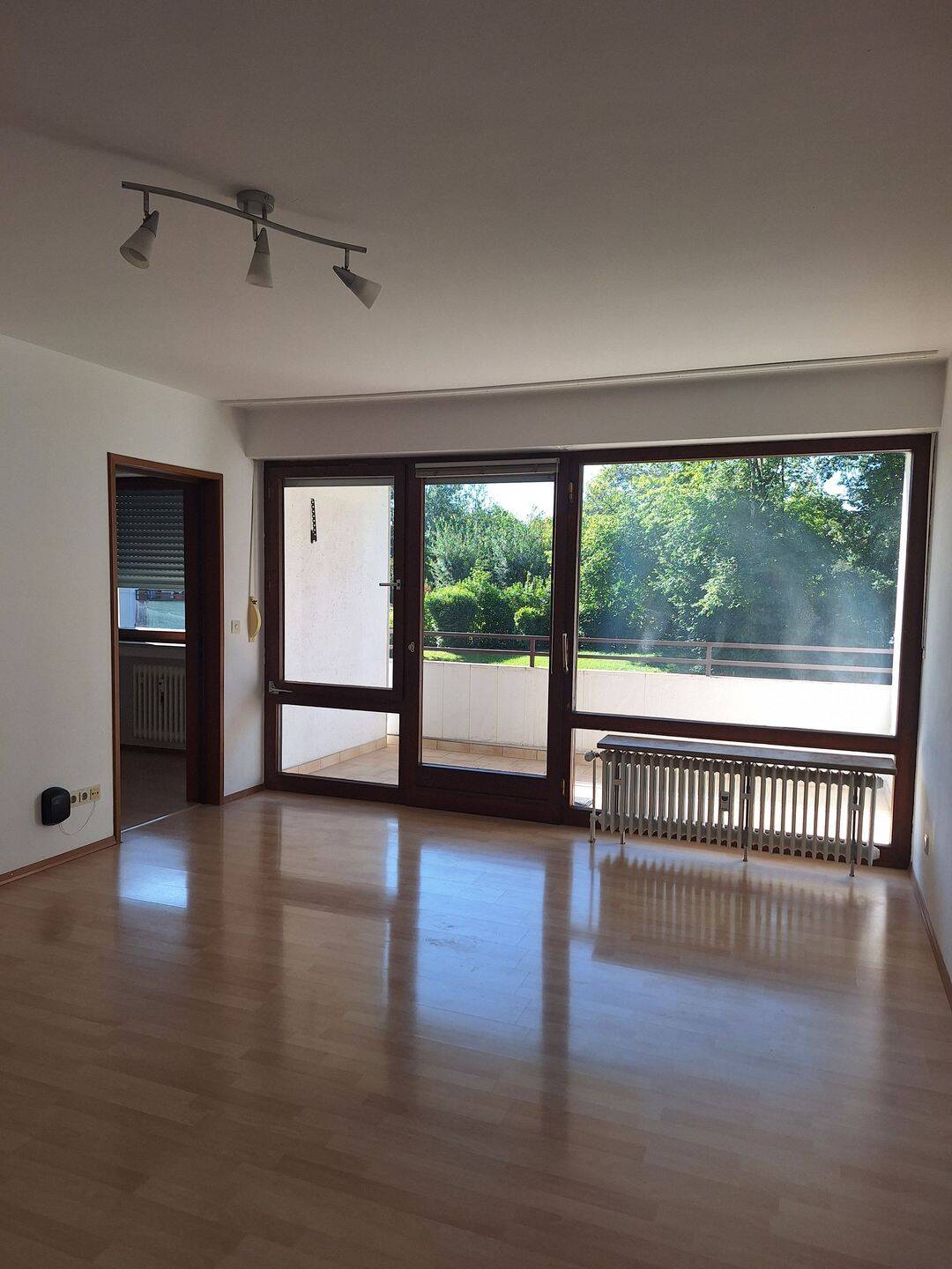 Charmantes 1-Zimmer-Appartement mit Loggia in Holzkirchen, 83607 Holzkirchen
