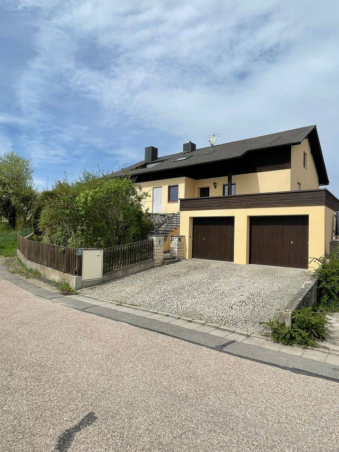 Freistehendes Zweifamilienwohnhaus mit pflegeleichtem Garten, Doppelgarage in exponierter Berg-Lage mit Weitblick +++ 1 WE sofort frei”, 93346 Ihrlerstein