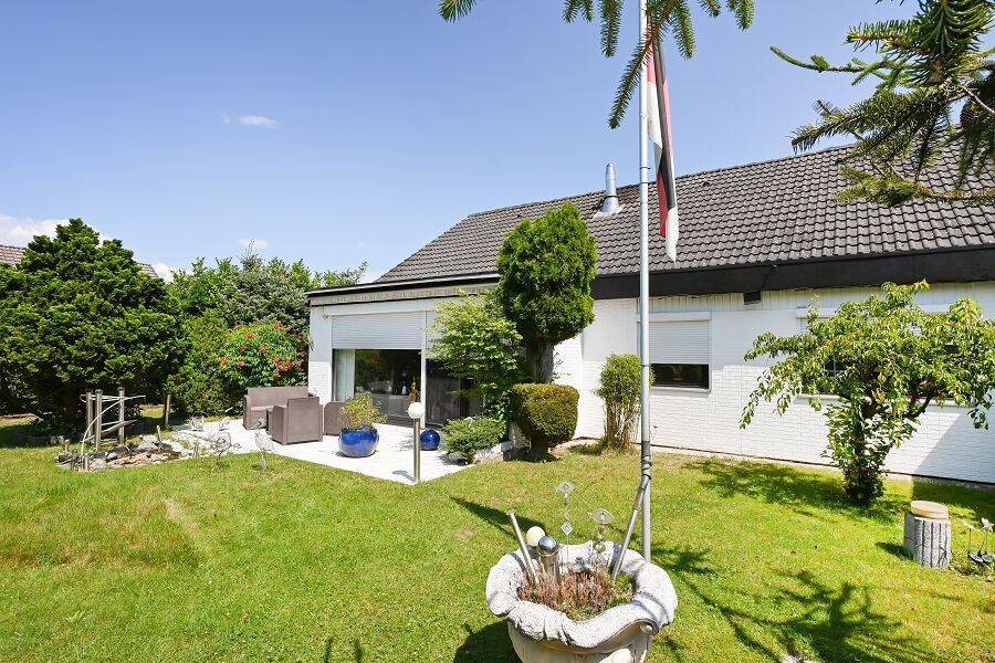 Isernhagen: Charmantes Einfamilienhaus mit großem Garten und Ausbaupotenzial!, 30916 Isernhagen