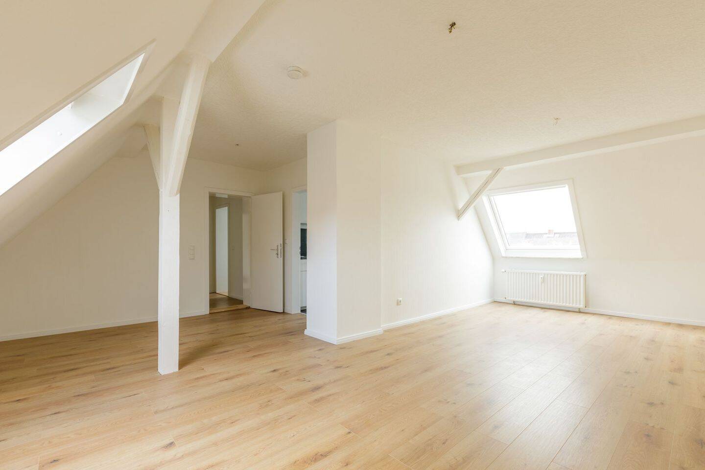 Ab 15.10. – Sanierte DG-Wohnung auf Wunsch mit Garten, 24147 Kiel (Elmschenhagen-Nord)