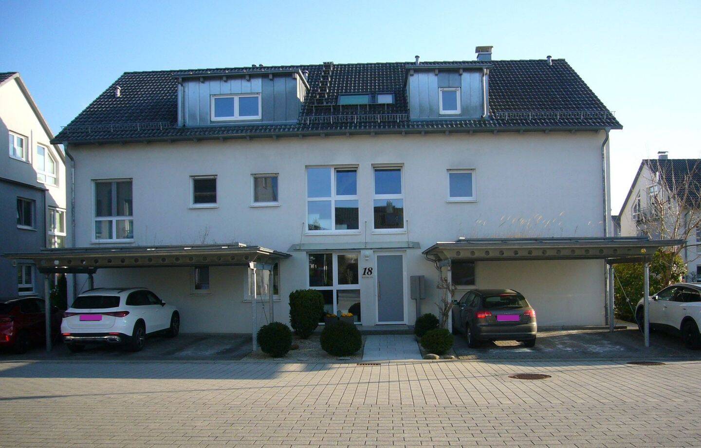 Exklusive 4-Zi.-DG-Wohnung mit Dachterrasse, 2 Carports & viel Raumgefühl, 71272 Renningen