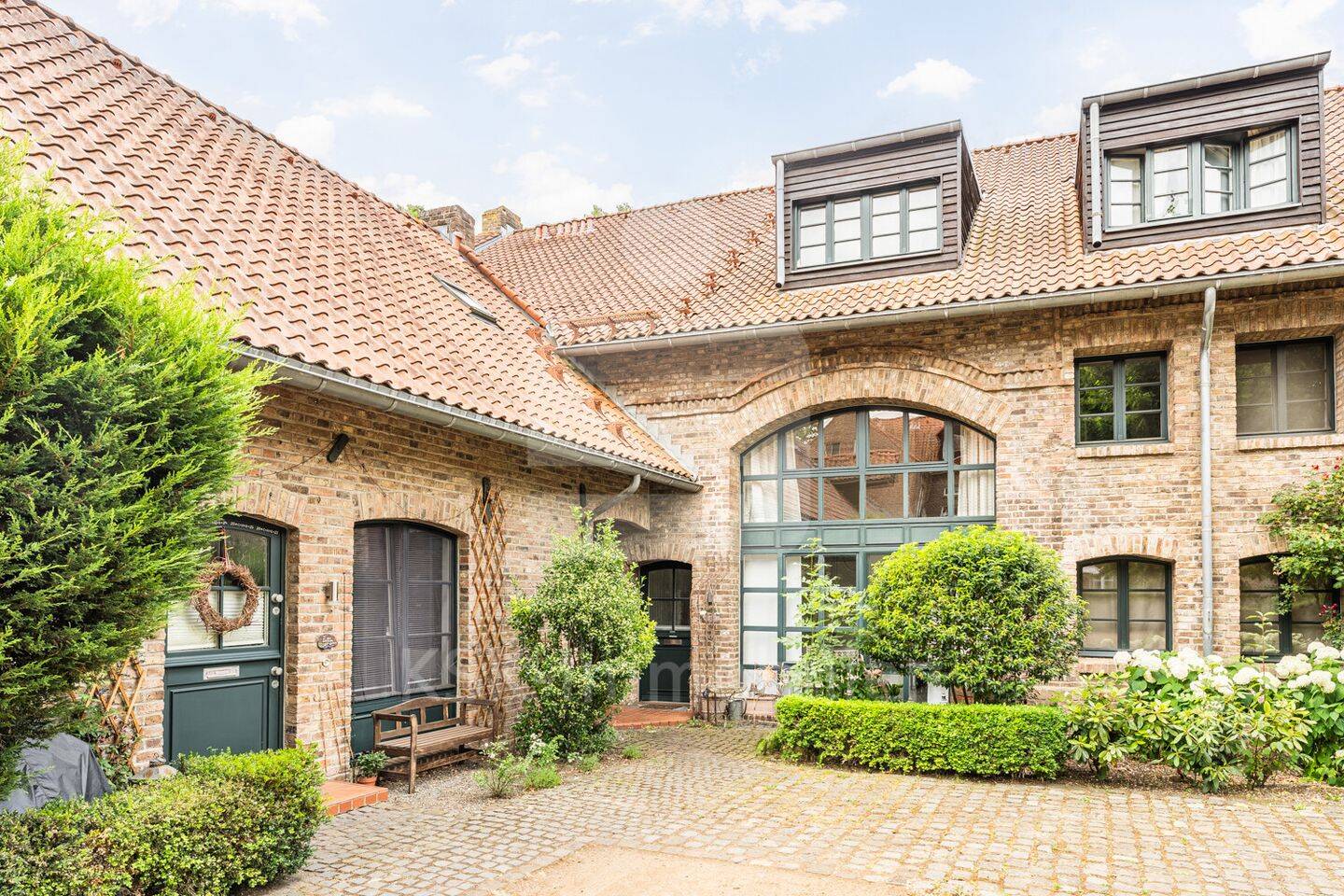 Im Kölner Süden – Urlaubsfeeling inklusive! Erdgeschosswohnung mit Garten in ehemaligem Gutshof, 50997 Köln (Rodenkirchen)