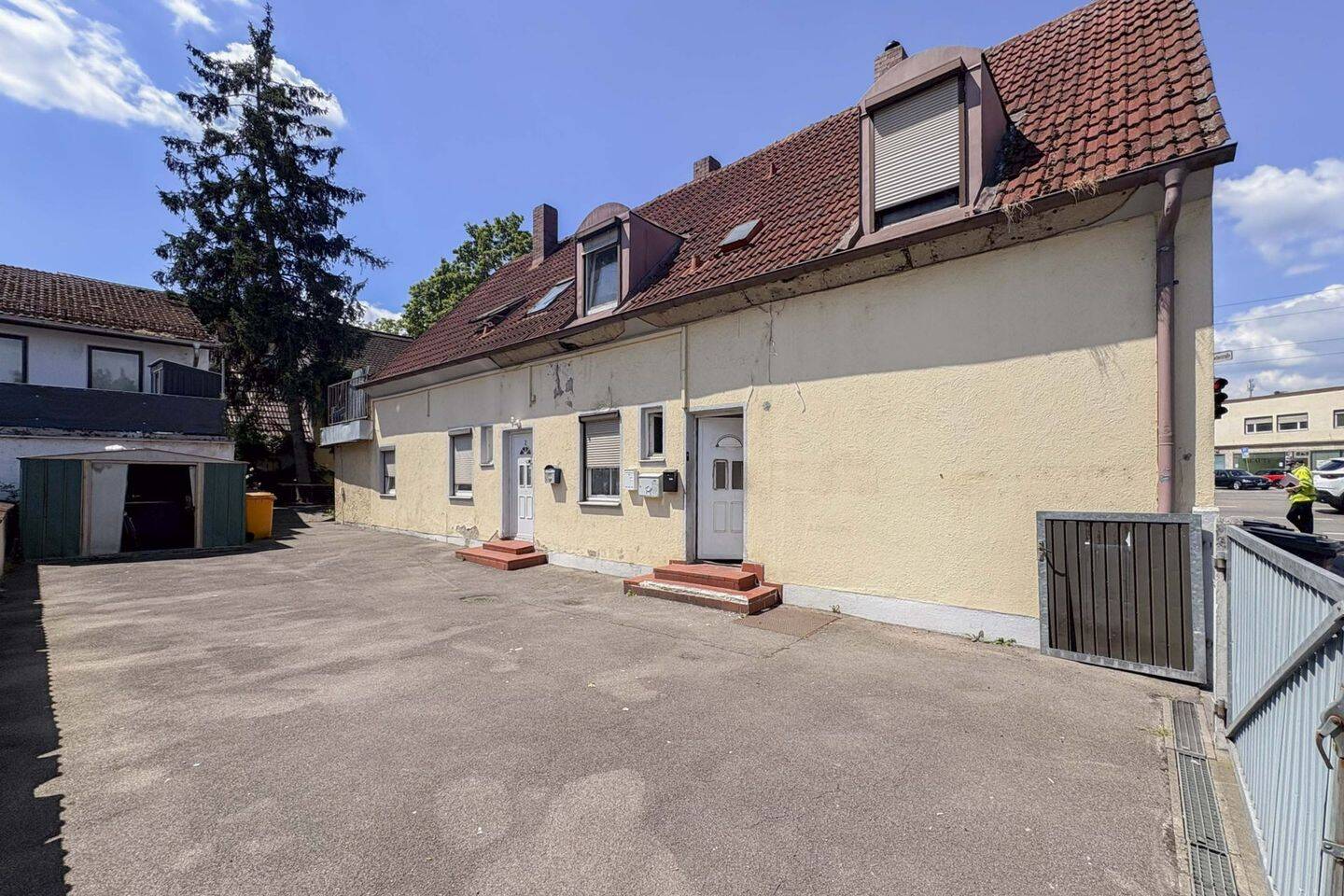 Attraktive Projektchance – Wohnhaus mit Abriss- oder Kernsanierungsoption, 86154 Augsburg (Oberhausen)