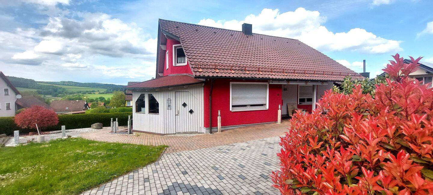 Einfamilienhaus mit Fernblick, 5,5 Zimmer – 168 m² Wohnfläche, 3 Garagen, Carport auf 872 m² Grund in Pertolzhofen – Niedermurach zu verkaufen, 92545 Niedermurach
