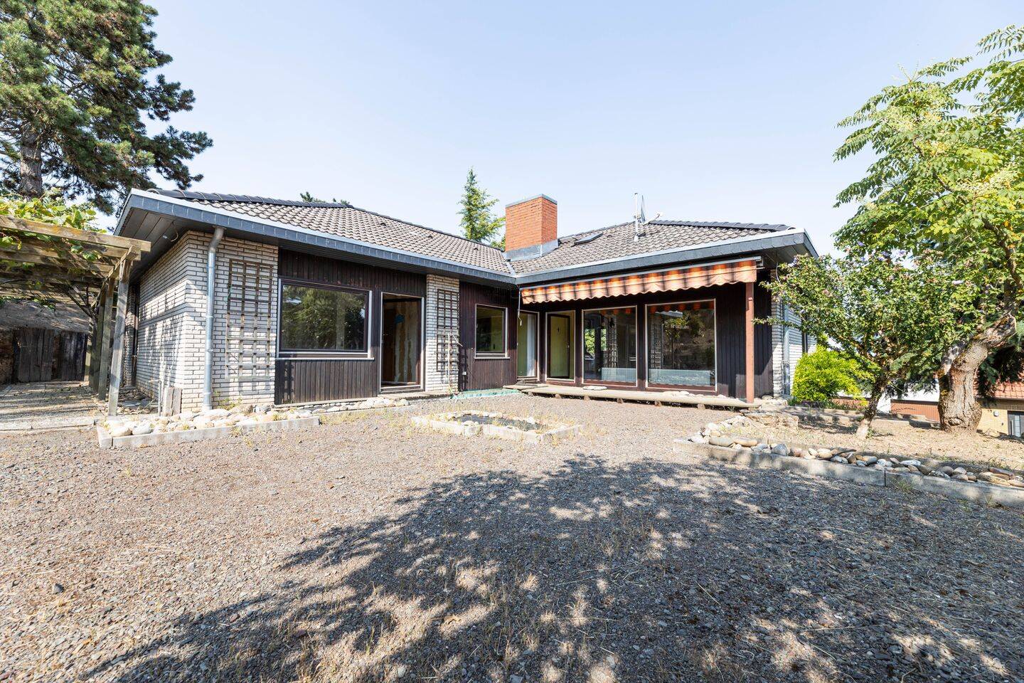 Winkelbungalow auf sonnigem Grundstück mit viel Potenzial zur individuellen Renovierung/Sanierung, 67278 Bockenheim an der Weinstraße