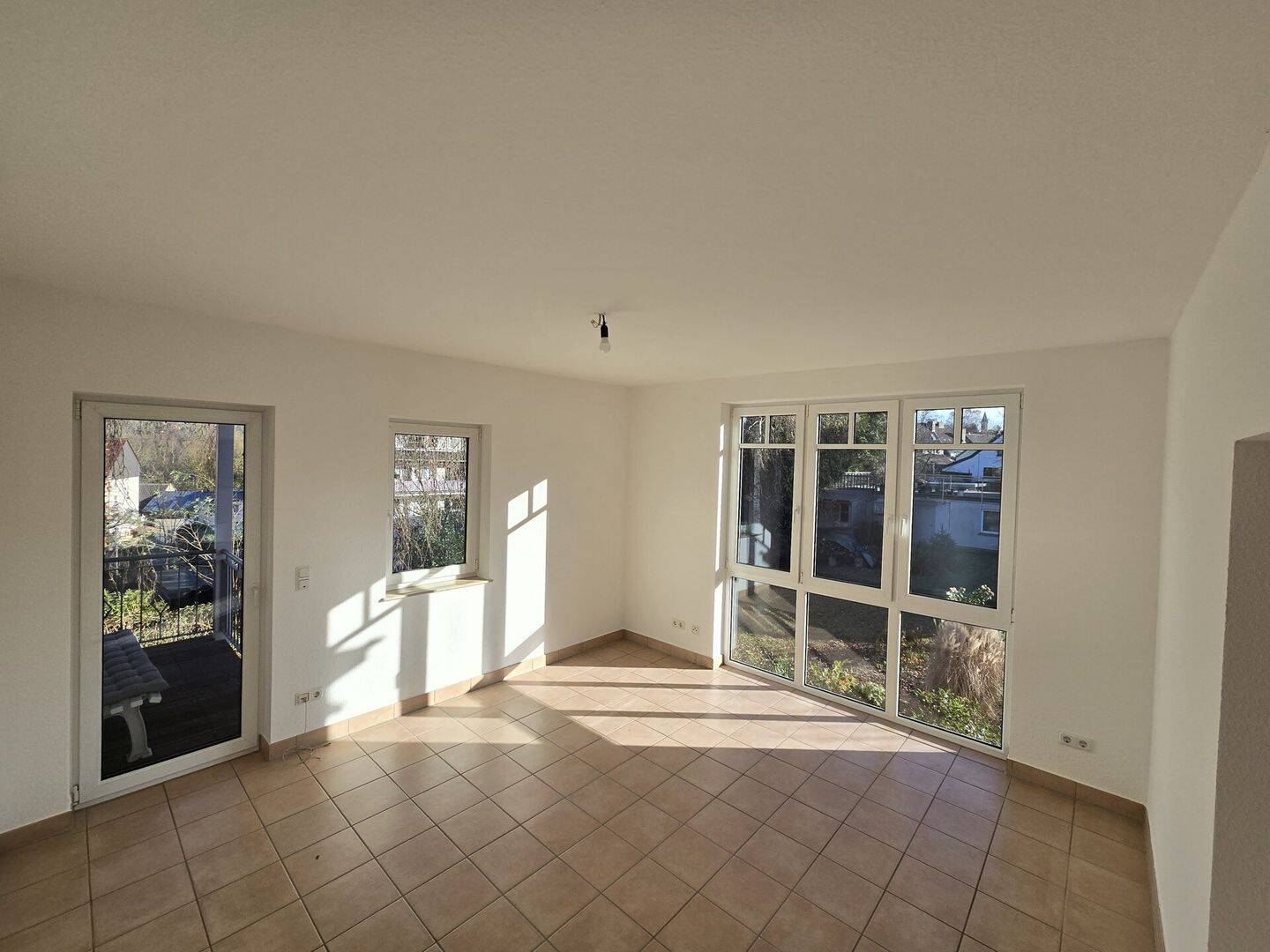 Großzügige Erdgeschosswohnung mit Balkon und Terrasse, 53639 Königswinter