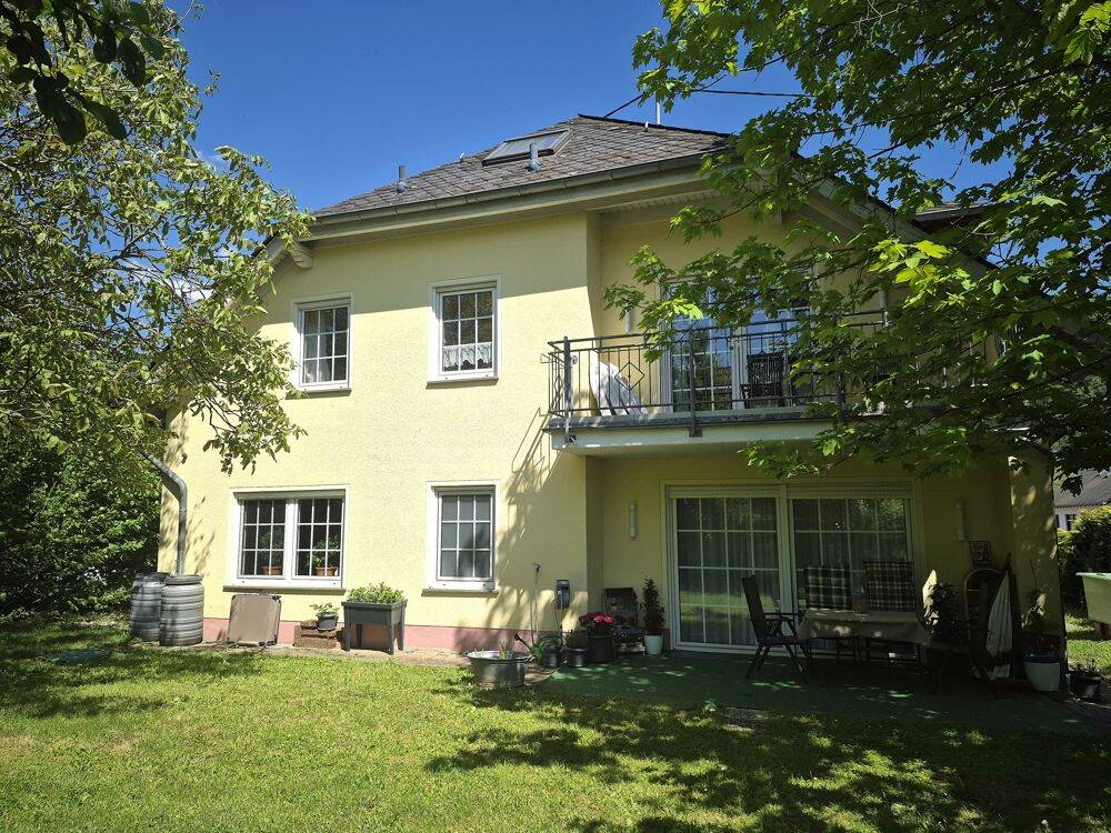Traben-Trarbach: Solides Zweifamilienhaus mit Garage in sonniger, hochwasserfreier Ortsrandlage!, 56841 Traben-Trarbach