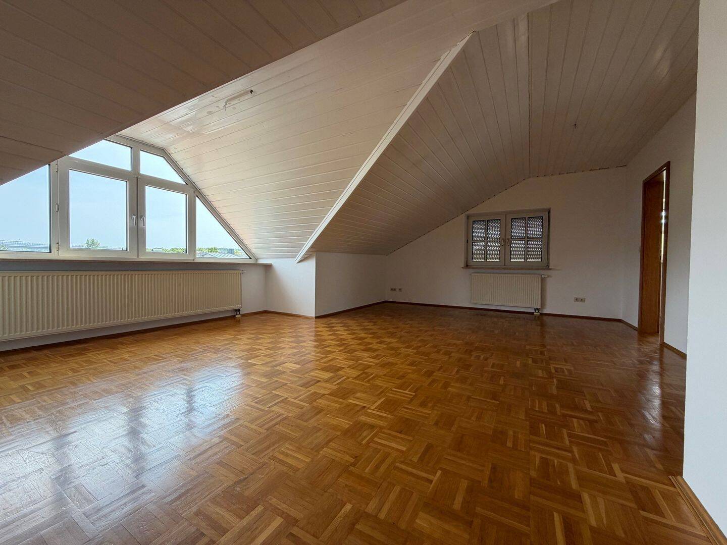 Attraktive 3 Zimmer Dach Wohnung in schöner Lage – Gartenmitbenutzung, 97084 Würzburg (Heidingsfeld Heuchelhof Rottenbauer)